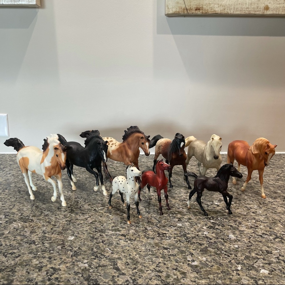 11 Classic Size Breyer Horse Mustangs w Blackfoot & Thunderbolt